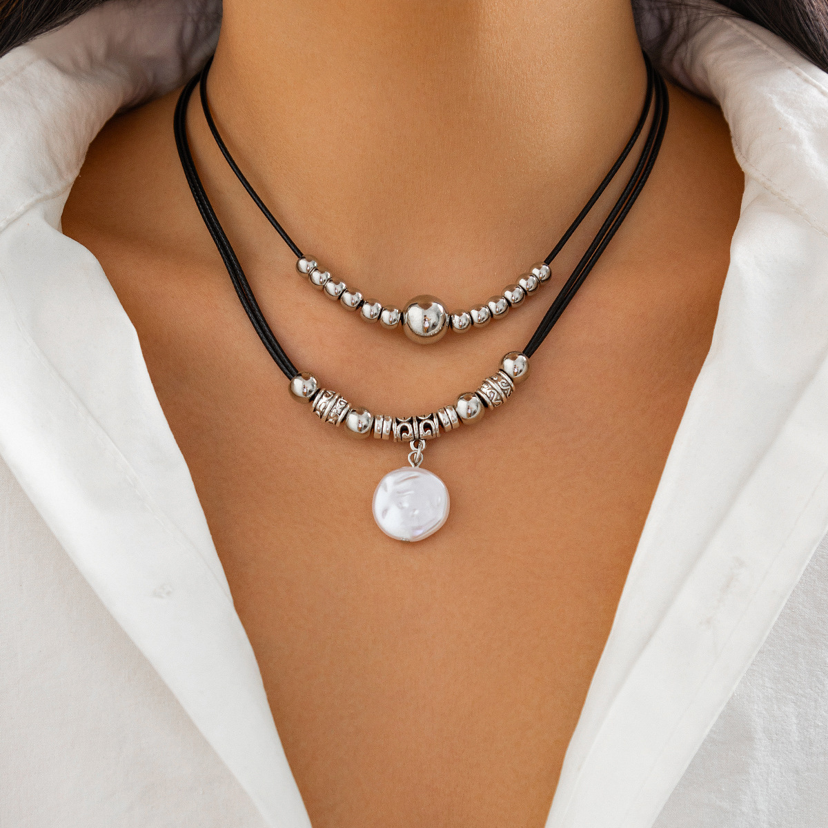 European and American cross-border jewelry, retro leather wax thread round piece pendant, collarbone chain, simple metallic feel, beaded multi-layer necklace Specification drawing