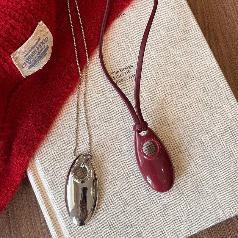 This is a red Ankela pendant necklace that is the same style as the Korean Instagram blogger. It is a versatile necklace and collarbone chain with a unique female feel Application Scenario