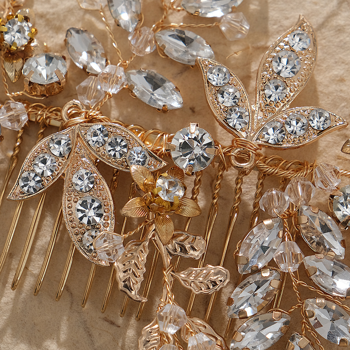 New Chinese-style ancient-style alloy hair accessory, bride's hair comb, wedding coil, headwear, high-end feel, golden handcrafted water diamond insert comb Application Scenario