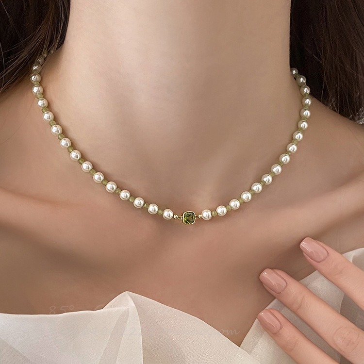 Shi Family Pearl necklace, olive green crystal pendant, collarbone chain, niche and light luxury bejeweled necklace, gift for best friend's collar Application Scenario
