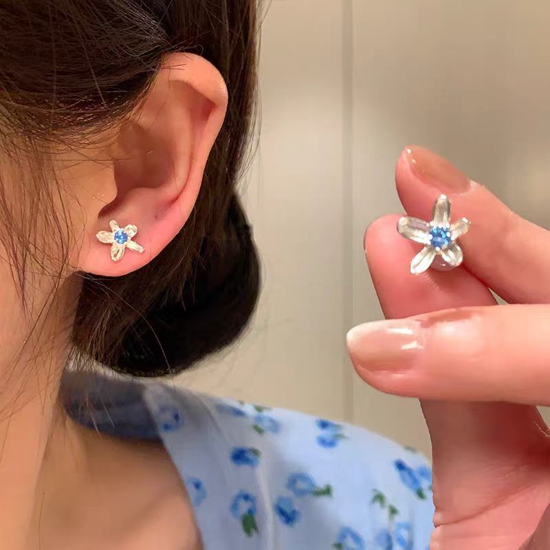 Cool sea blue diamond three-dimensional five-petal flower stud earrings for women, small and irregular ins style forest-themed super ethereal and exquisite earrings full figure