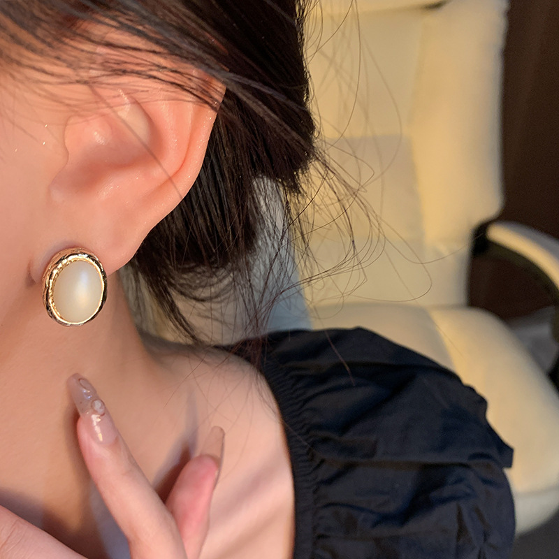 French retro oval pearl stud earrings for women, simple and fashionable Hong Kong-style elegant earrings for socialite, geometric shape trendy earrings Application Scenario
