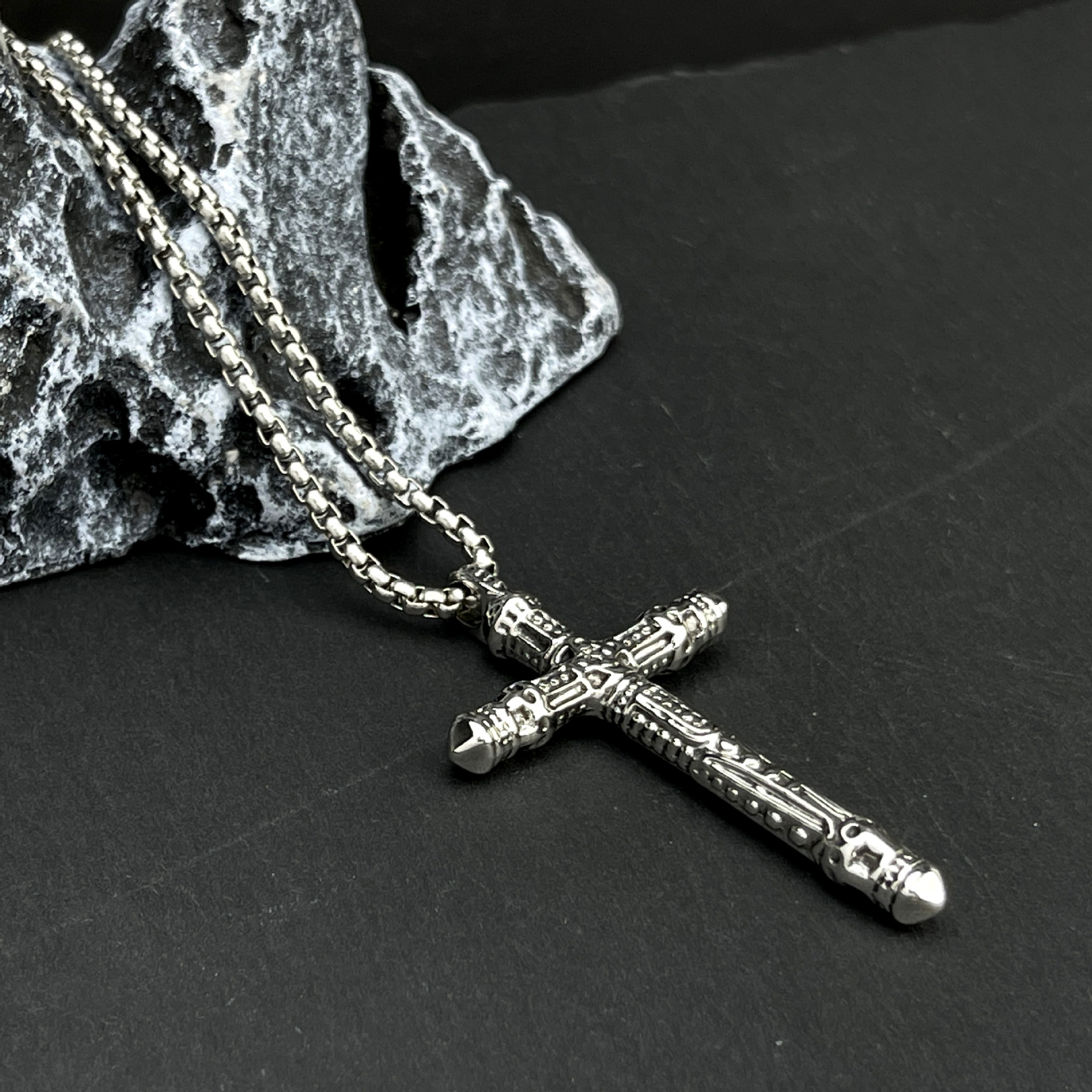 European and American hip-hop cross titanium steel necklace, niche Instagram retro design sense alloy pendant hoodie chain wholesale details Picture