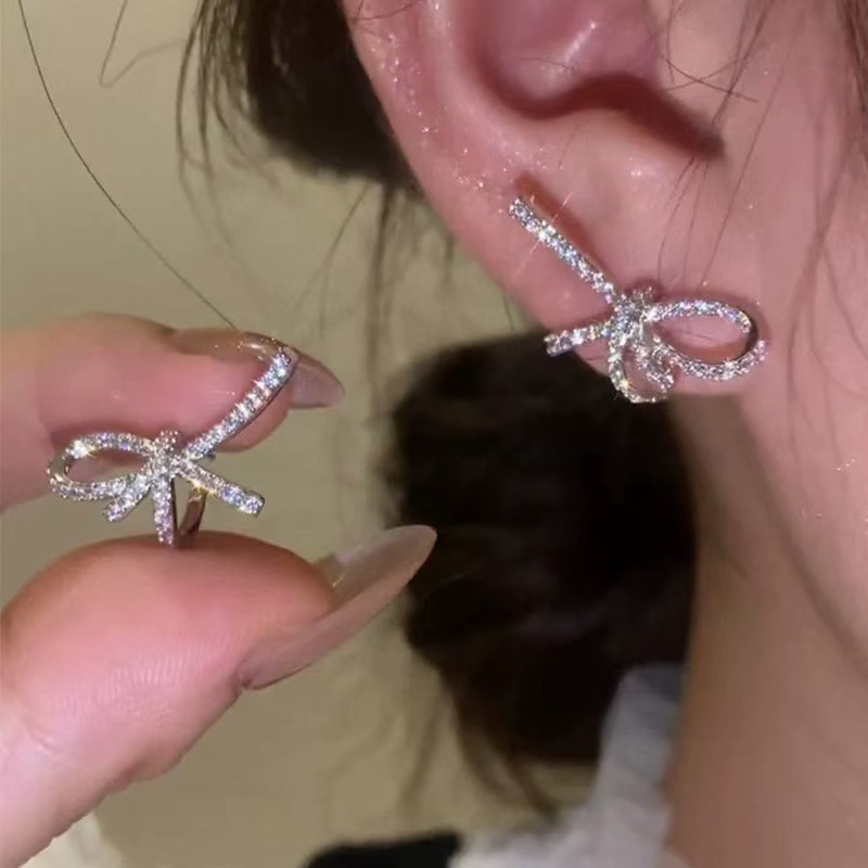 Exquisite full-diamond bow stud earrings in a cold and elegant style, simple and irregular earrings, high-end S925 silver needle earrings full figure
