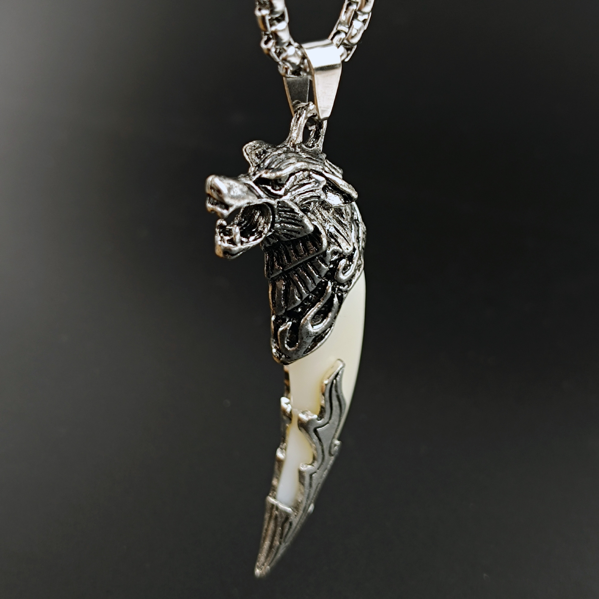 Cross-border powerful Wolf tooth men's necklace, personalized European and American dog tooth pendant, stainless steel cool and trendy chain accessory Application Scenario