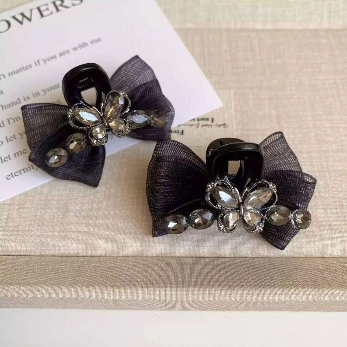 The new autumn and winter collection features a light luxury style with a black mesh butterfly diamond fringe clip and a high-end side hair clip Application Scenario