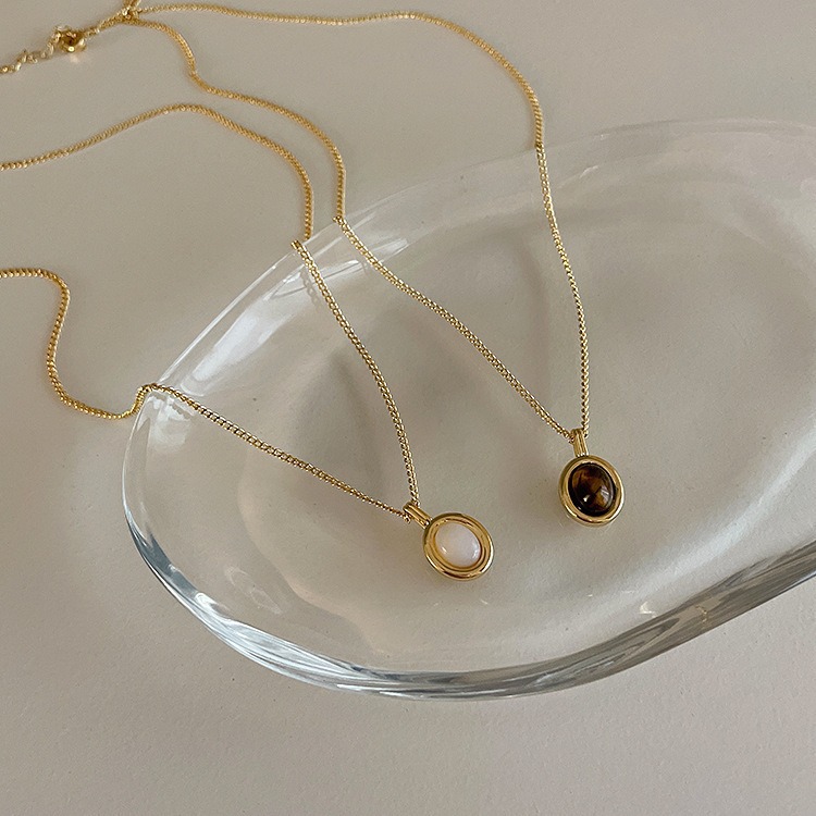 The shell cat's eye stone pendant necklace is a unique, simple and versatile design for women. It is a stylish necklace and collarbone chain details Picture