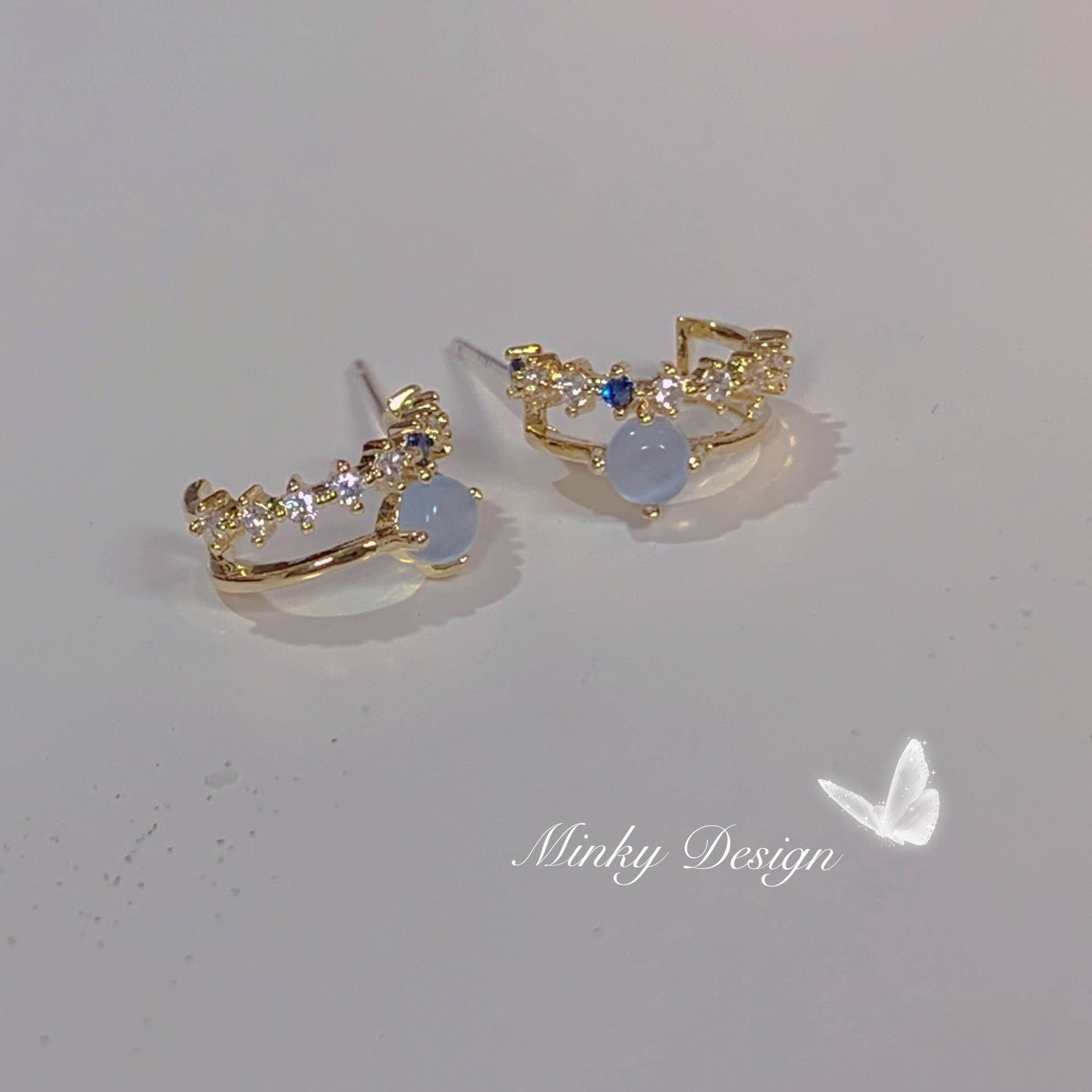 Scattered stars ~ Small, exquisite, elegant and fashionable blue cat's eye stone C-shaped ear studs, a rare and versatile daily ear accessory for women Application Scenario