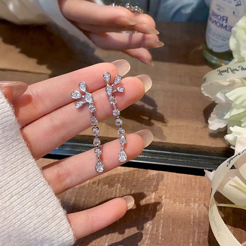 Light luxury diamond-encrusted flower water drop tassel earrings, female fashion influencer's elegant and high-end style, S925 silver needle earrings full figure