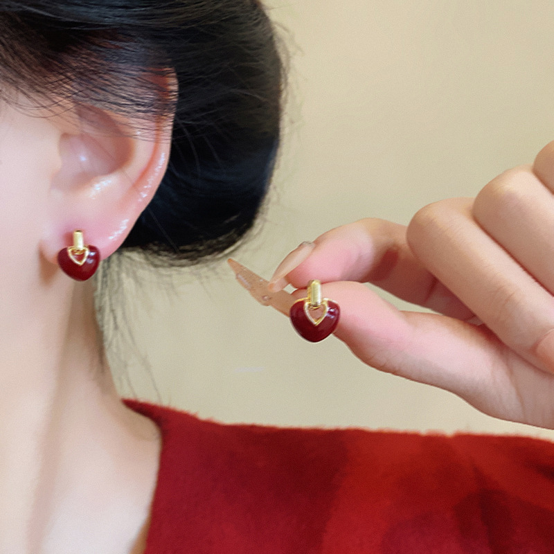Simple glazed red heart-shaped stud earrings for women, with a light luxury and high-end feel, are popular online celebrity earrings and retro French new earrings details Picture