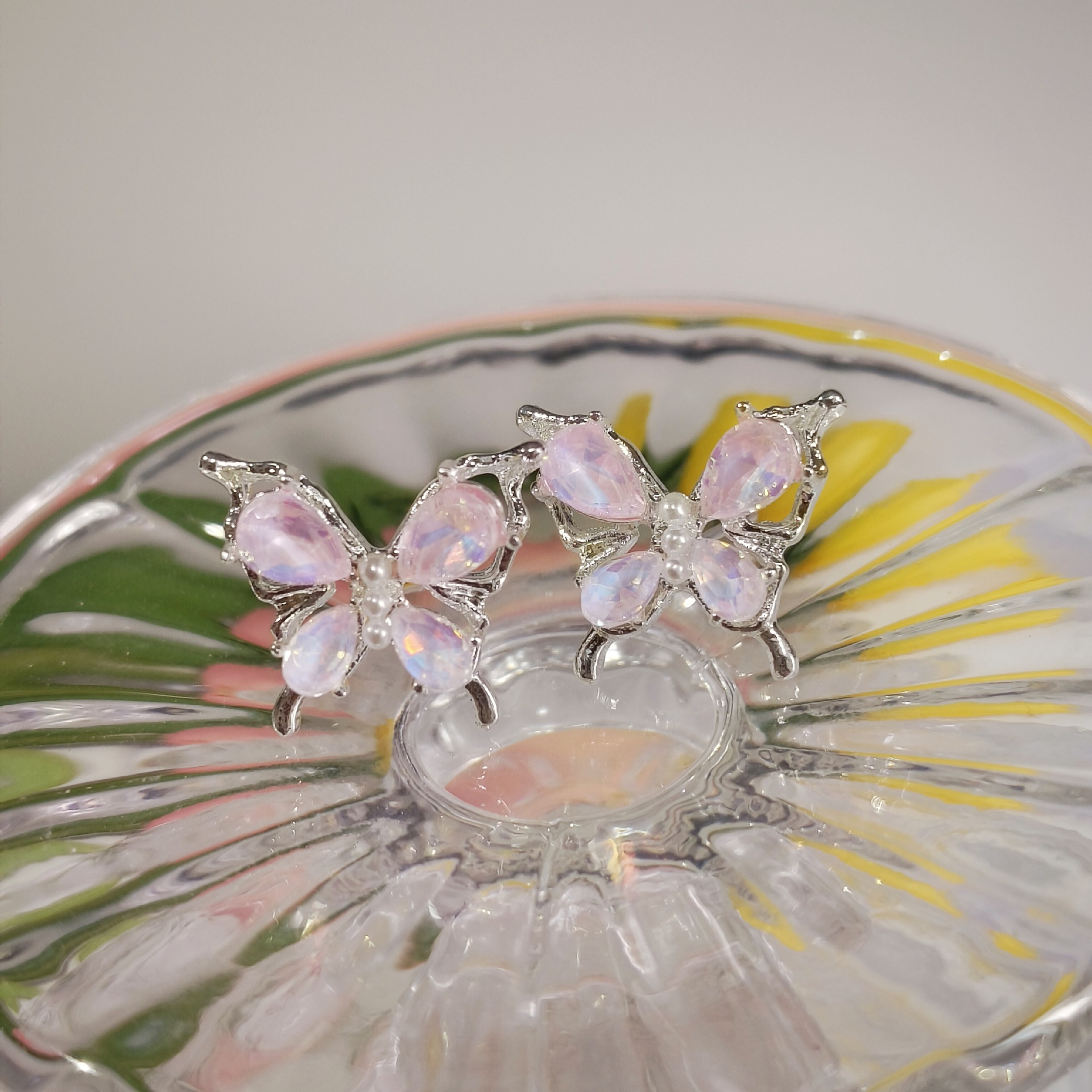 The Aurora pink butterfly pearl earrings are a must-have for women. They are simple, niche, exquisite and small. The small stud earrings exude a sense of light luxury and high-end Application Scenario