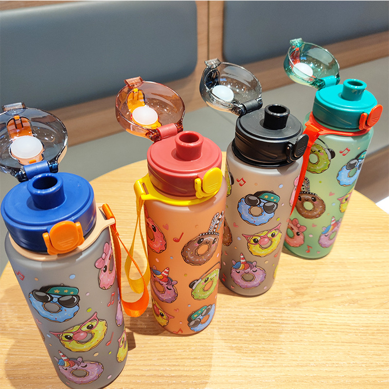 New cartoon-patterned matte plastic cup, portable donut water cup, lock buckle bouncy lid, direct drinking schoolbag cup full figure