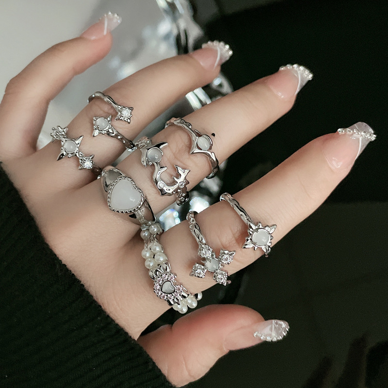 Irregular starlight, simple opal, fashionable open ring, women's niche design sense, light luxury, versatile and personalized ring Application Scenario