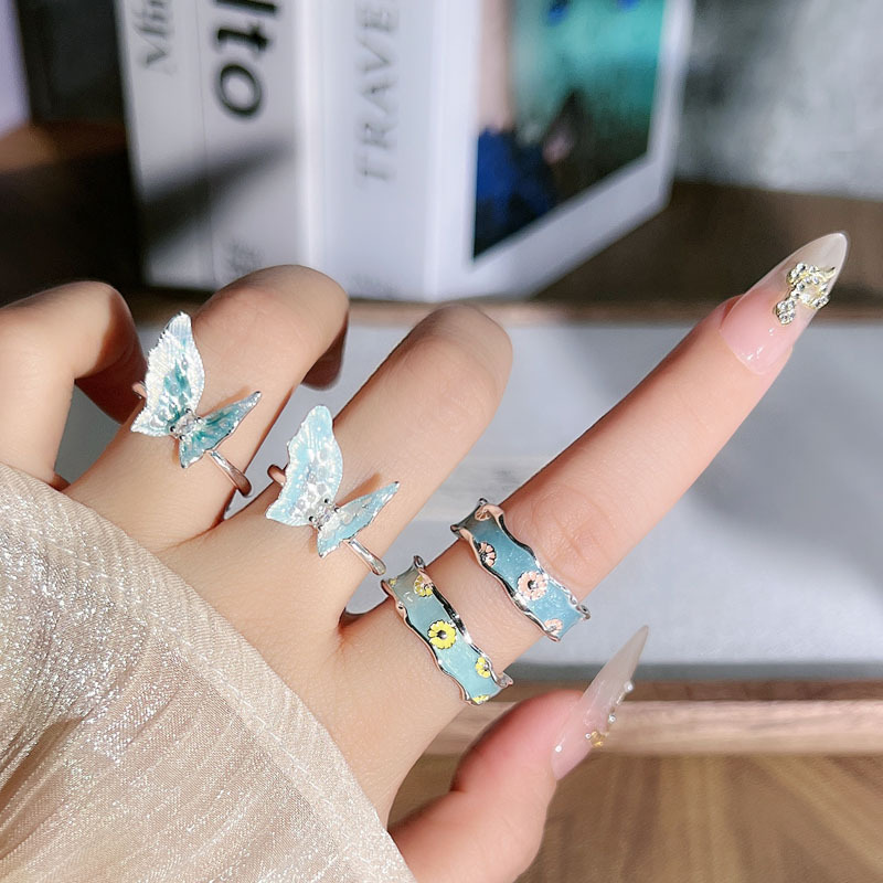 A unique summer new silver-white gradient butterfly ring for women, with a high-end Korean style and a light luxury Daisy index ring Specification drawing