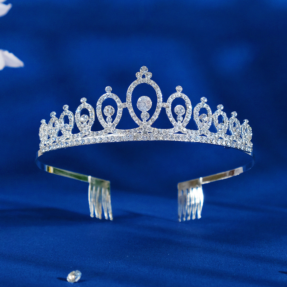 Wholesale of wedding dresses, evening gowns, hair accessories, European and American water diamond alloy combs, crowns, stage performances, children's hair bands, bride crowns details Picture
