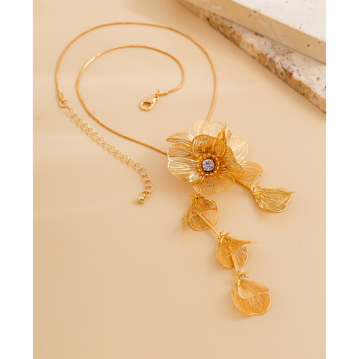 European and American cross-border jewelry, flower, versatile collarbone chain earrings, design sense jewelry accessories, alloy summer new jewelry Application Scenario