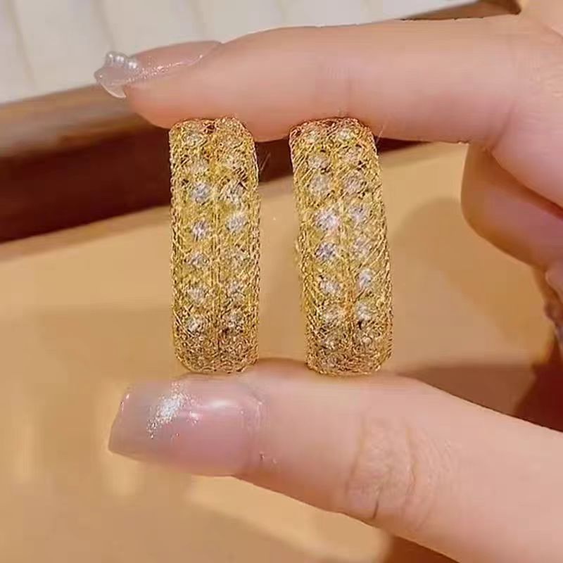 European and American exquisite, super shiny, hollowed-out C-shaped earrings, women's fashionable and elegant, high-end ear studs, niche, light luxury, versatile earrings full figure