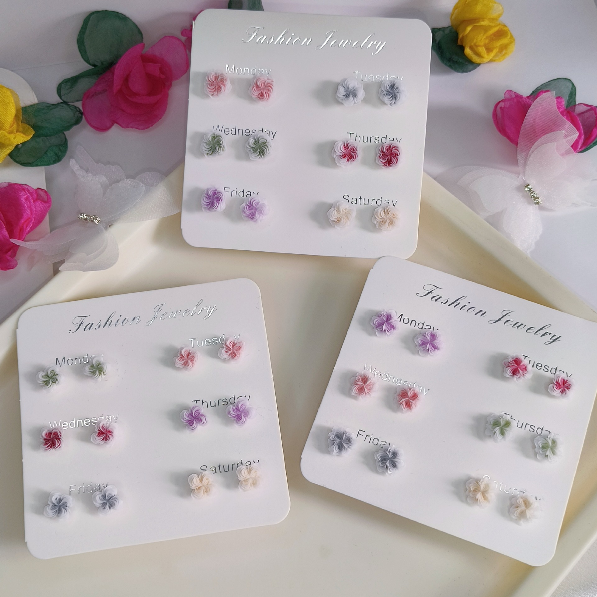 The flowers are in full bloom in the height of summer ~ A sweet and elegant forest-themed girl with flower stud earrings, a trendy and versatile small and exquisite earpiece for a girl on Instagram Application Scenario