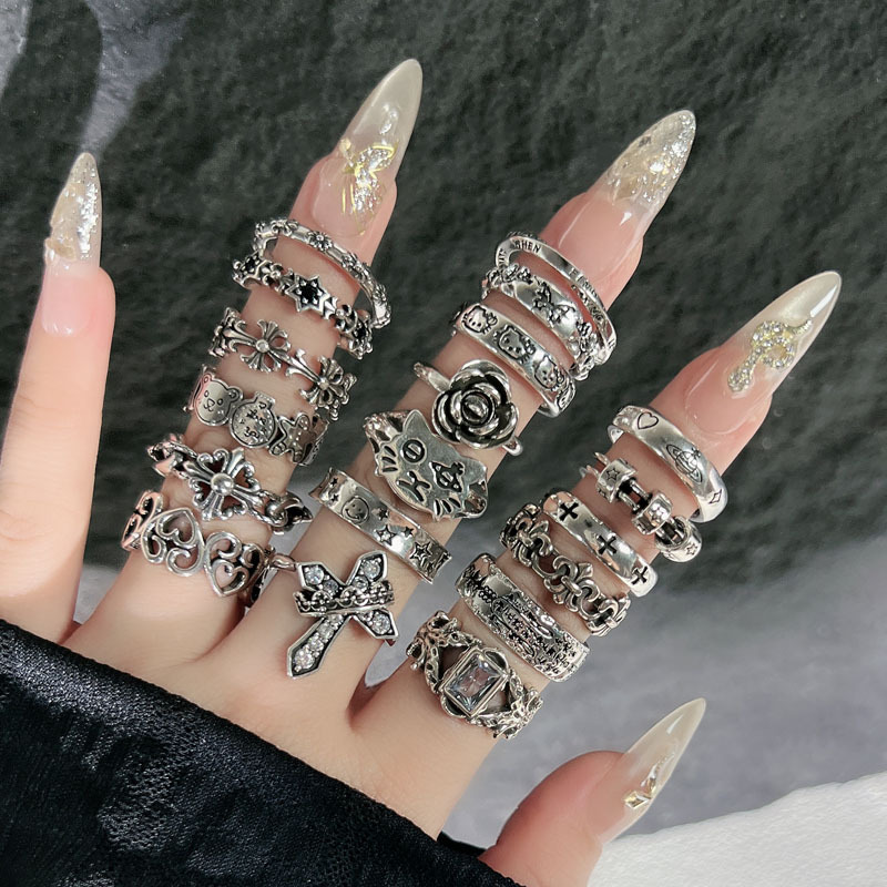 Layering a trendy, cool and unique cross ring with multiple elements, a retro and aged unisex style, is a versatile index ring full figure