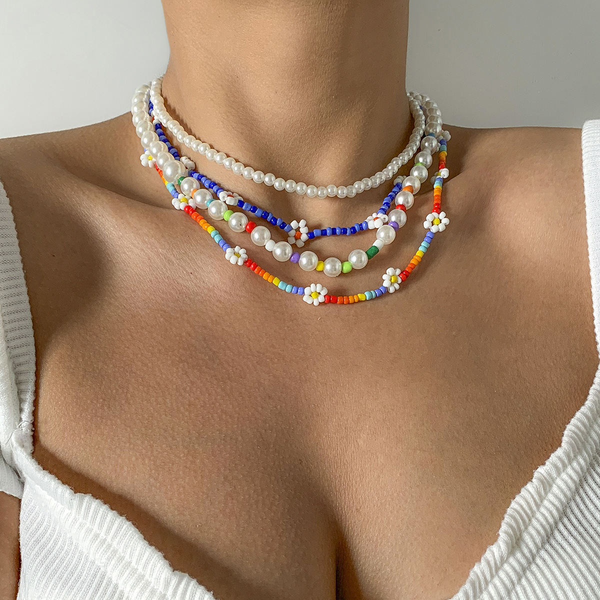 European and American cross-border jewelry, vacation style, rice bead woven fresh and simple collarbone chain, simple round bead chain, small Daisy necklace full figure