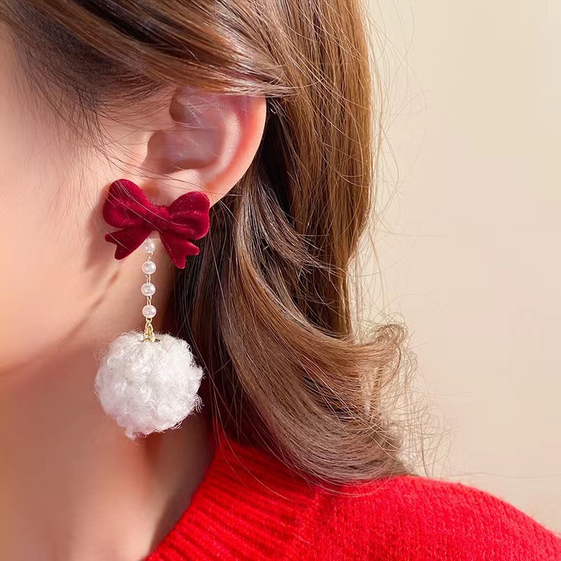 Autumn and winter internet-famous earrings, elegant socialite 2025 bestsellers, Chanel-style stud earrings, high-end plush ball earrings for women details Picture