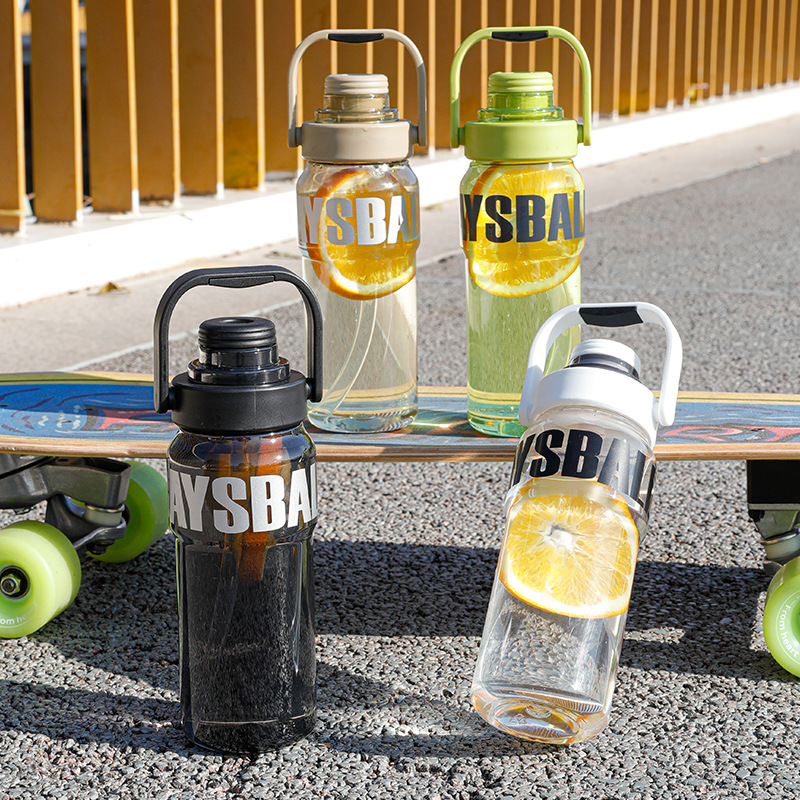 Wholesale simple and large-capacity sports water bottles. Carry handle fitness water cups in summer. High appearance level transparent plastic cups full figure
