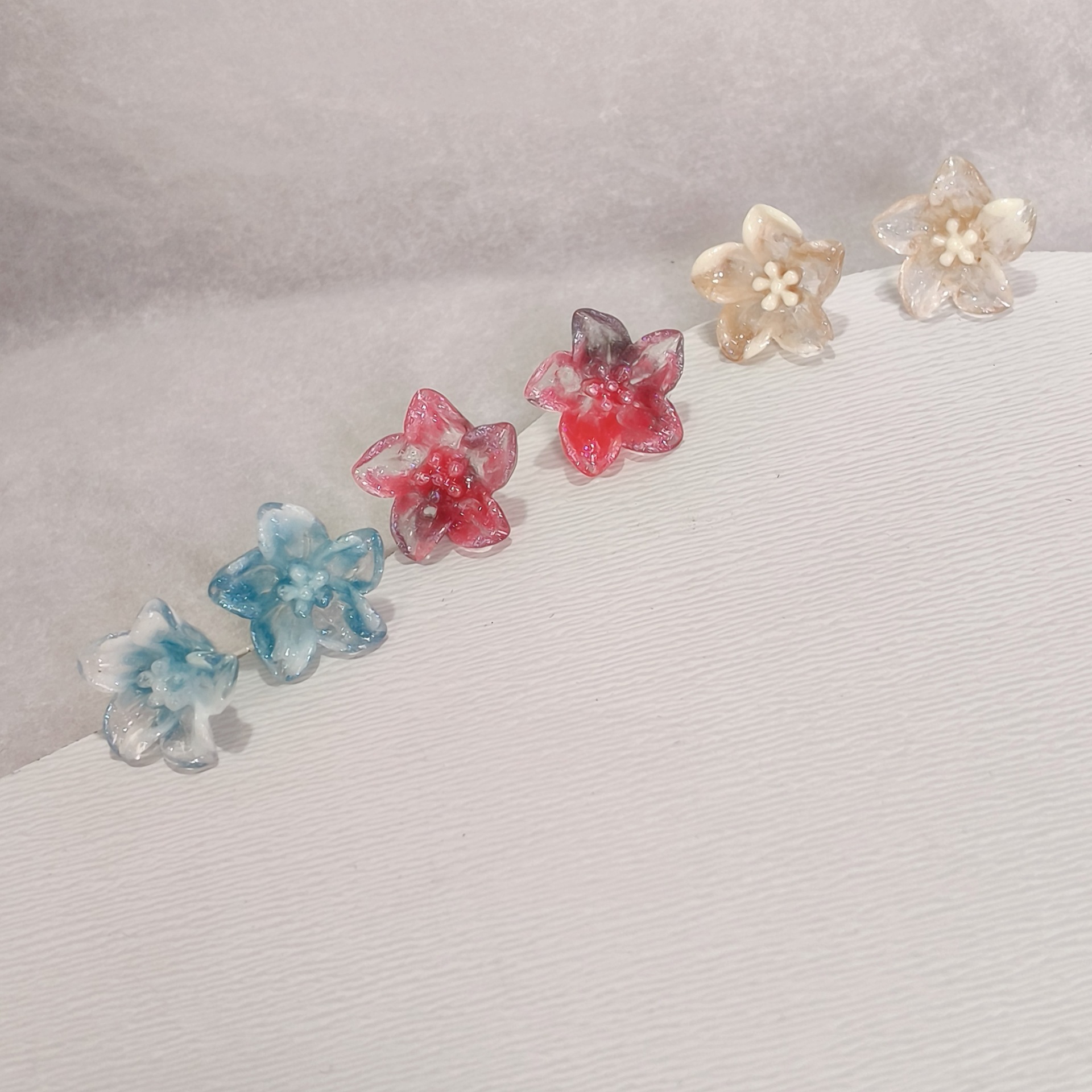 Let's go and see the sea of flowers together! A new style of elegant and simple floral stud earrings for girls in 2025, a trendy and sweet girl's ear accessory Application Scenario