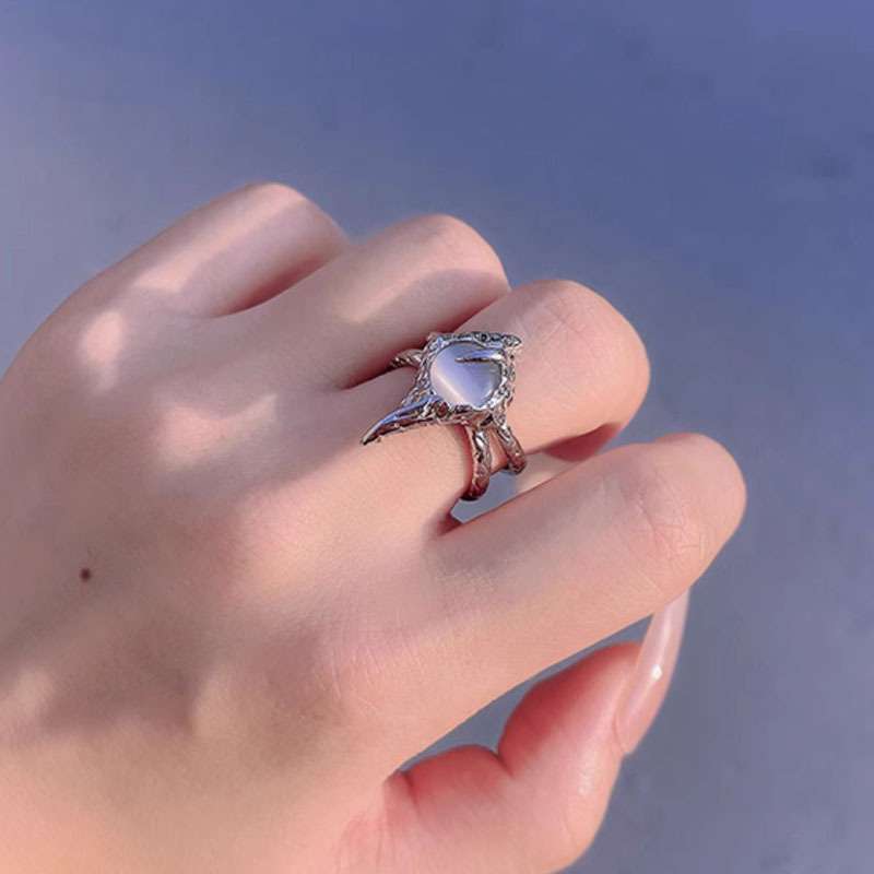 A trendy, dark and high-end cat-eye stone open ring for women, featuring a cold and individualistic style, is fashionable and exquisite Application Scenario
