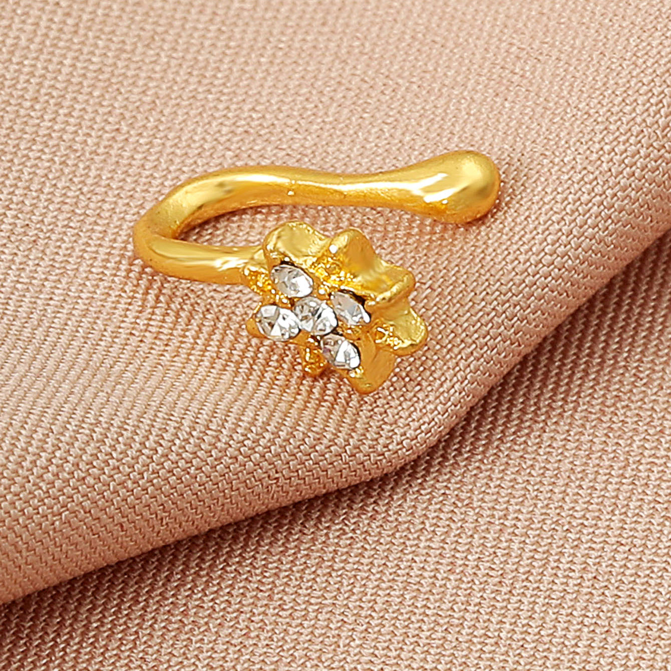 A new type of popular zircon nose ring metal U-shaped leaf heart-shaped nose nail and nose accessory for export in Europe and America, featuring a simple and piercing design Application Scenario