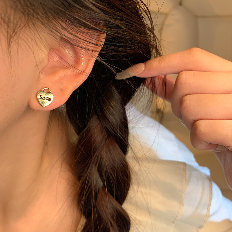The frosted letter stud earrings from Dongdaemun, South Korea, are simple and fashionable metal heart-shaped earrings with a versatile design Application Scenario