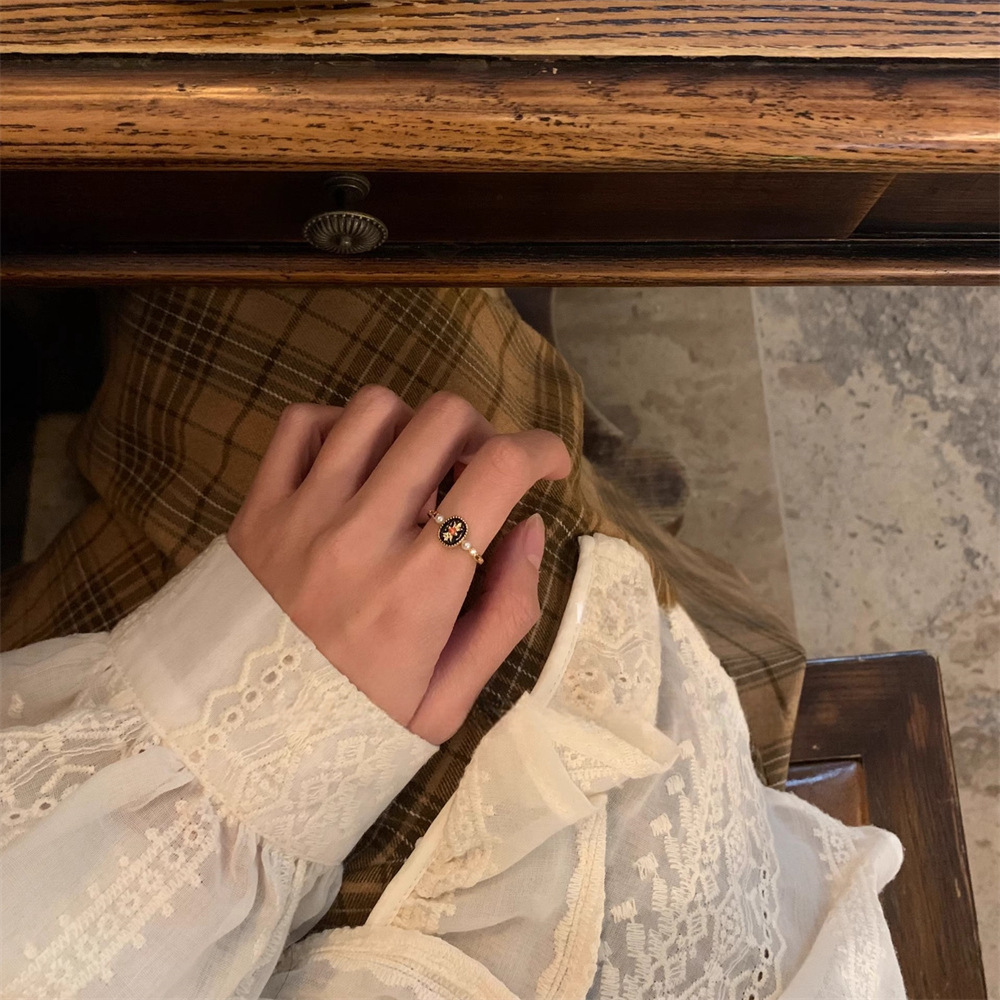 A light luxury style, versatile flower pearl ring, a French retro high-end design, and an open index finger ring Specification drawing