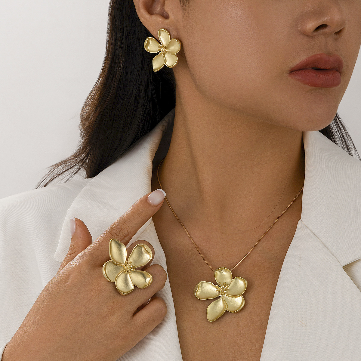 European and American cross-border jewelry, rolled-edge five-leaf flower stamen snake chain set necklace, fresh and simple copper chain, alloy collarbone chain full figure