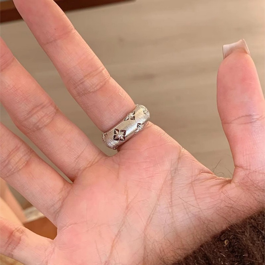 A vintage Buche-style brushed four-leaf clover ring with a touch of luxury and sophistication, an exquisite and versatile index finger ring details Picture