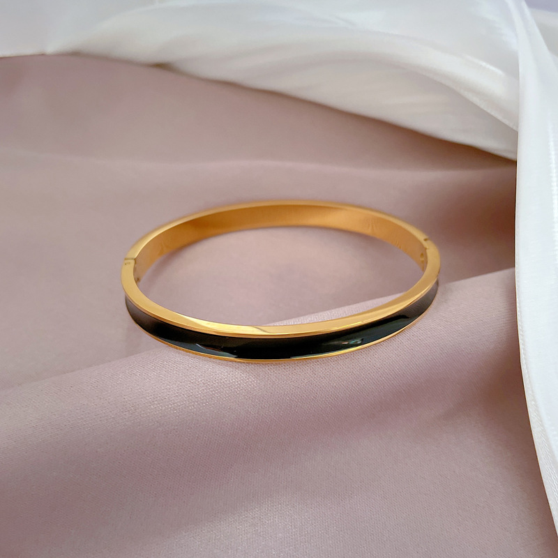 【 All-titanium Steel 】 European and American INS style light luxury titanium steel bracelet, minimalist cross-border retro oil-dripping stainless steel jewelry Application Scenario