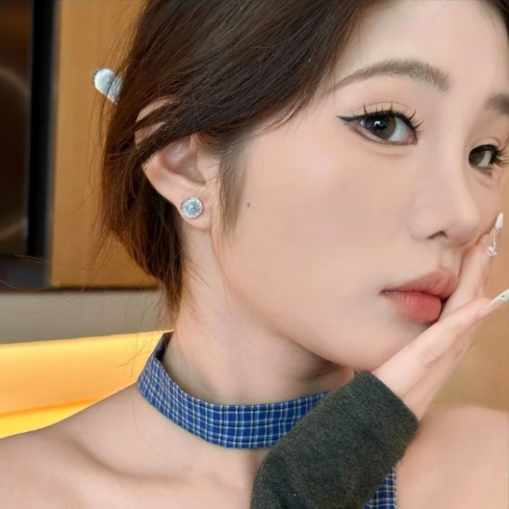 6 sets of colorful ice-transparent starry sky glitter bean stud earrings, a versatile and sweet resin earring for women, a new style of earrings Application Scenario