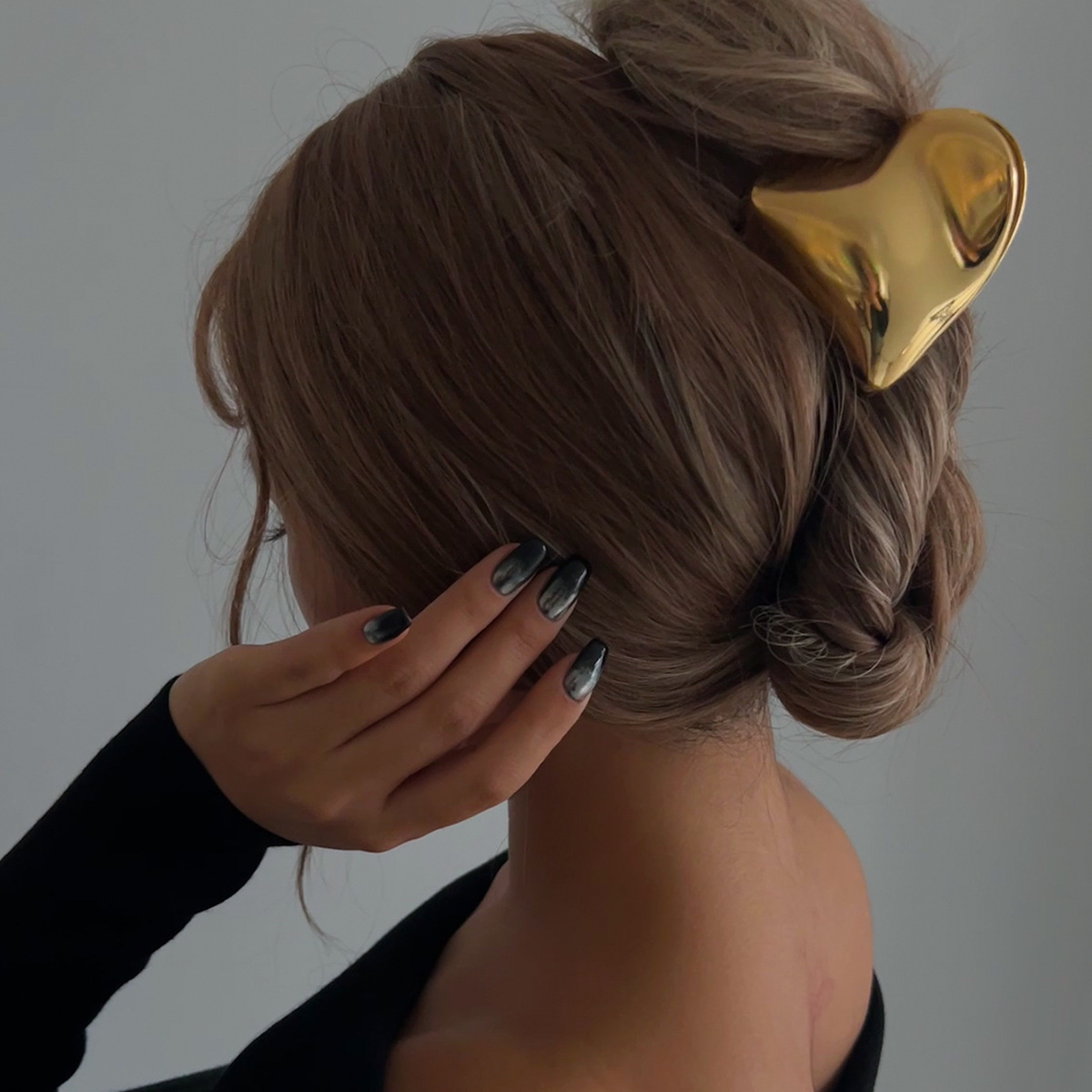 Shein's best-selling high-end cross-border metal heart-shaped headwear with a back head clip and a fashionable European and American style women's updo hair clip details Picture