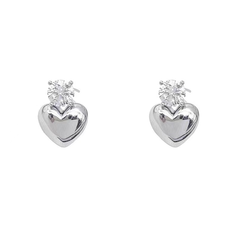 Niche high-end diamond-shaped heart-shaped stud earrings for women on Instagram, trendy, light luxury, versatile, elegant and fashionable design sense earrings 2025 new style Item Picture