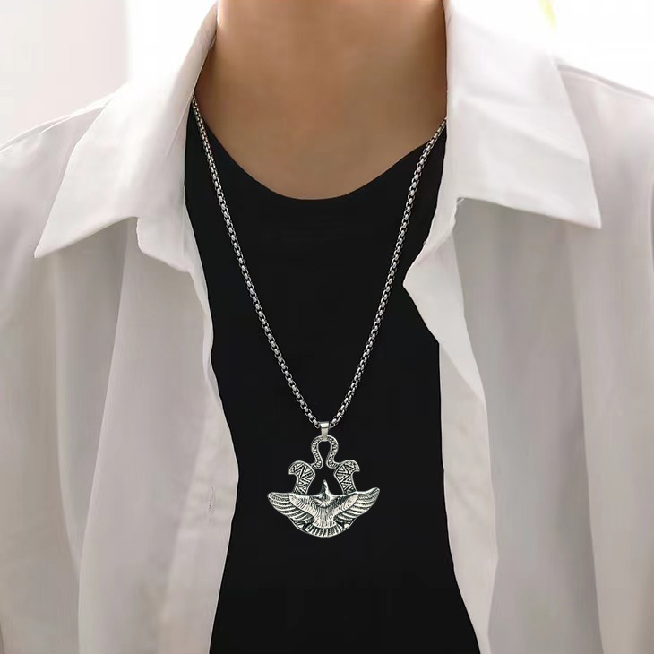 New creative titanium steel Soaring Eagle alloy necklace, retro, individual and fashionable hip-hop style eagle pendant wholesale Application Scenario