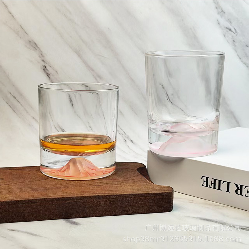 Pink mountain-viewing glass, a niche design glass cup, simple mountain cocktail glass, snow mountain glass, whisky glass full figure