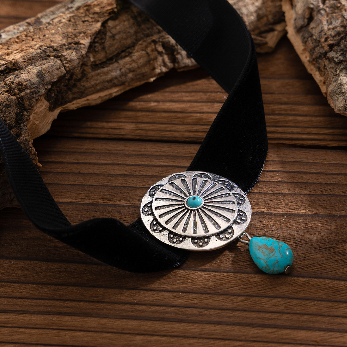 European and American cross-border jewelry, fashionable oval flocking fabric pattern collar, teardrop-shaped alloy turquoise necklace Application Scenario