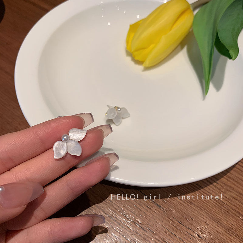 S925 Silver needle, Korean Dongdaemun Rock Tea white small earrings, Hong Kong-style niche retro shell flower ear clips for women details Picture