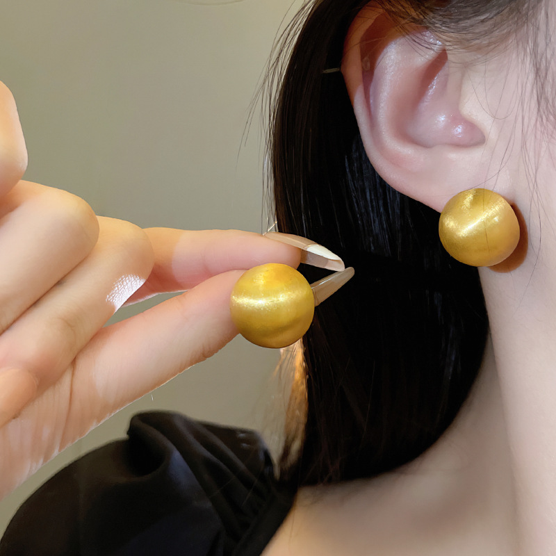 Metal retro brushed circular stud earrings for women, cold and elegant style, versatile and personalized earrings, high-end and unique style earrings details Picture