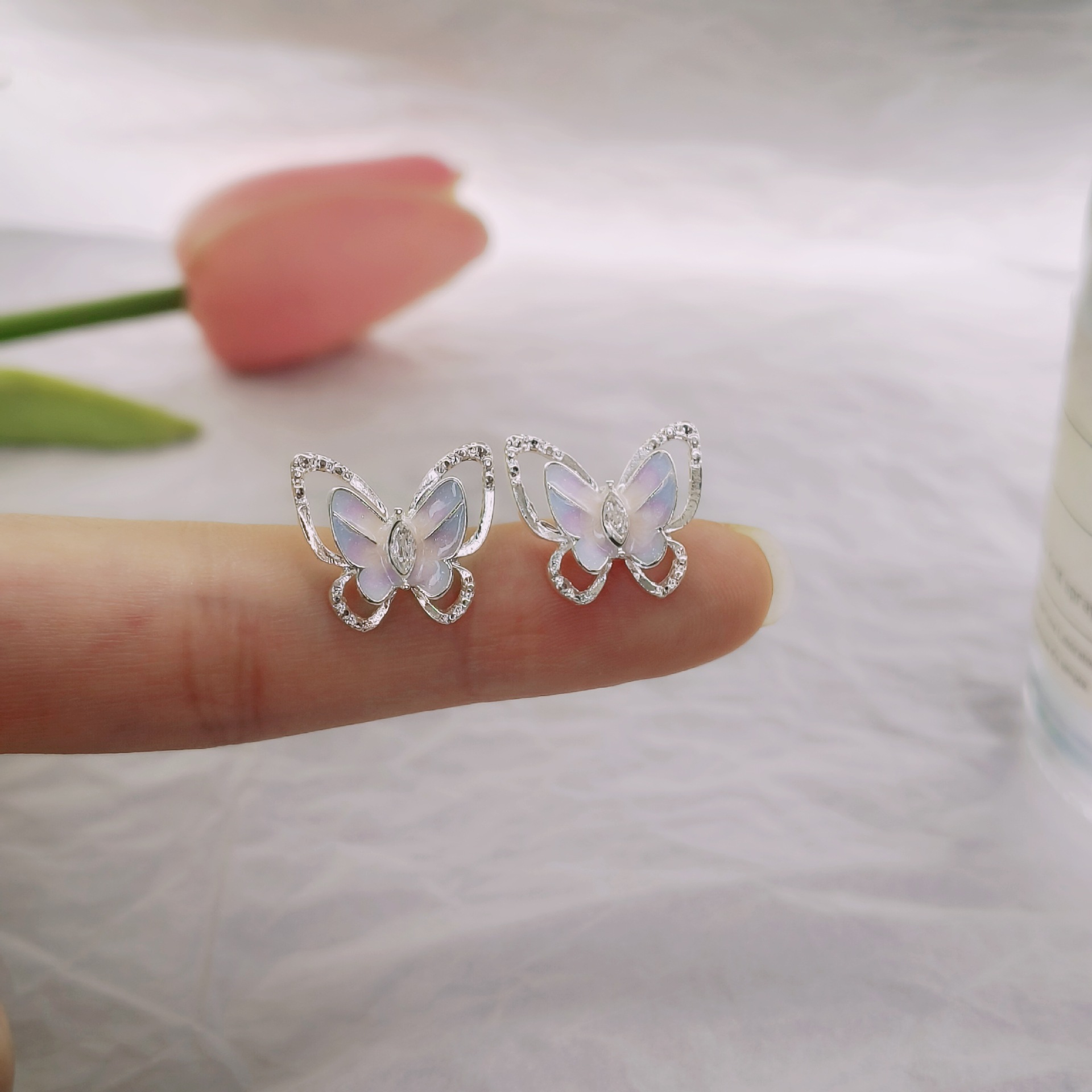 The new gradient pink and purple butterfly stud earrings for women in 2025 are trendy, elegant, sweet, versatile and have a niche design sense Specification drawing