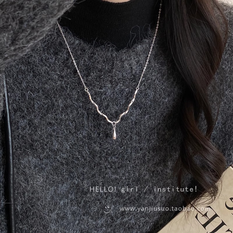 Minimalist water ripple necklace with a cold and feminine style, water drop, versatile, fashionable and high-end look, collarbone chain with a niche design sense Application Scenario