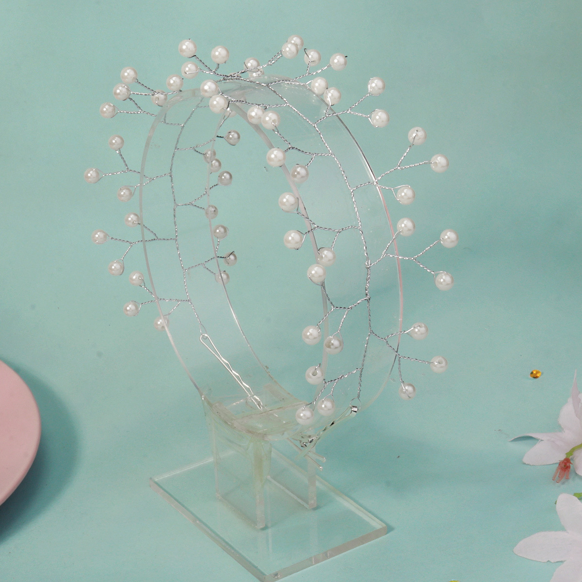 A beautiful bride's updo, pearl hair band, handcrafted copper wire beaded soft hair band, simple and versatile wedding dress headwear Application Scenario