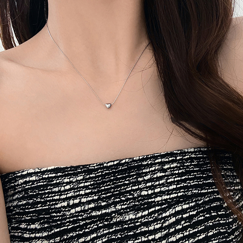 A small golden heart-shaped necklace for women with an ins style. It features a niche collarbone chain design that is simple and versatile, giving off a summer vibe Specification drawing