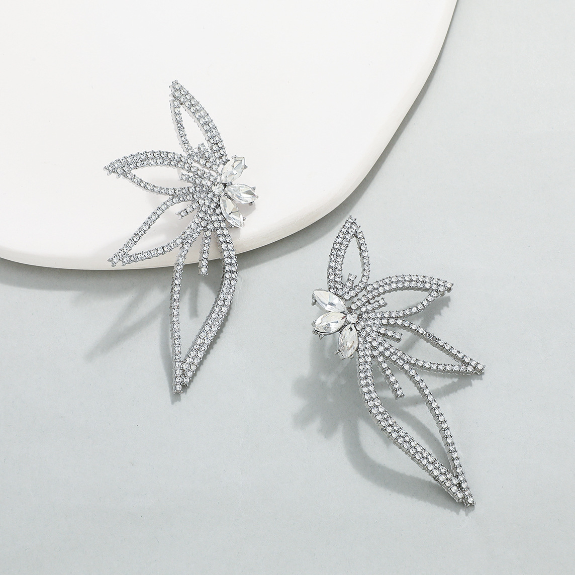 European and American full-diamond leaf-shaped flower stud earrings, fashionable and exaggerated diamond-encrusted large butterfly earrings, retro and high-end earrings for women Specification drawing