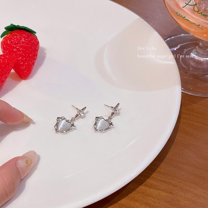Cold and elegant style, versatile heart-shaped cat's eye stone earrings, a new trendy and high-end design for women in 2023, a popular earpiece Specification drawing