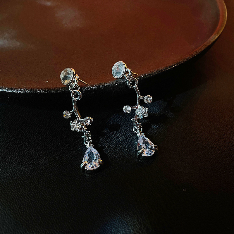 S925 Silver Needle Korean-style Dongdaemun 2025 Fashion New ins Simple Sparkling diamond retro style teardrop earrings Application Scenario