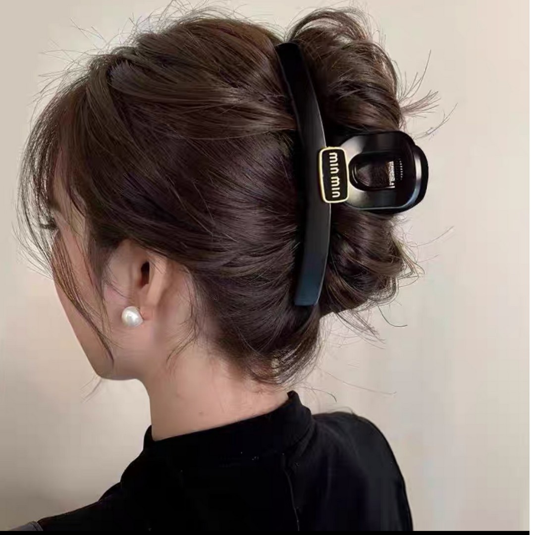 The 2025 new retro black matte gripper, a high-end hairpin at the back of the head, and a stylish shark clip hair accessory details Picture